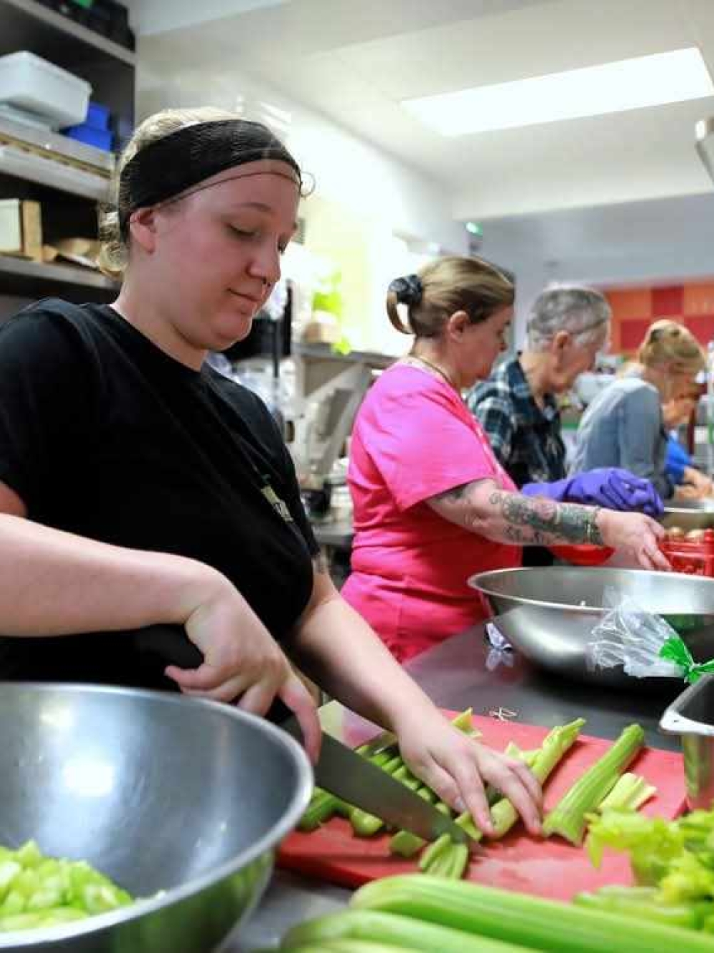 des bénévoles cuisinant